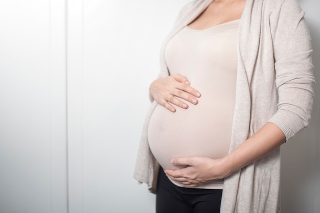 Cerrar mujer embarazada esperando un bebé