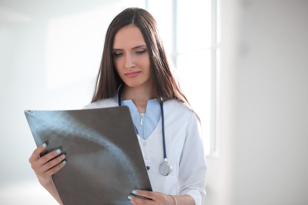 Cerrar mujer médico mirando xray