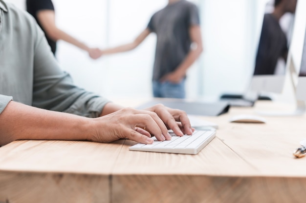 Cerrar mujer de negocios trabajando en una empresa de informática y educación