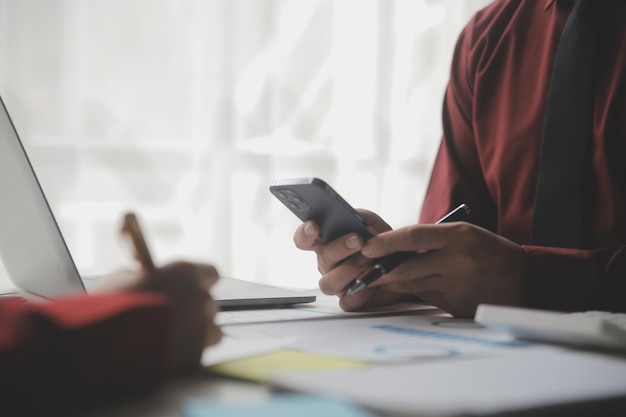 Cerrar mujer de negocios usando calculadora y computadora portátil para hacer matemáticas finanzas en escritorio de madera estadísticas de contabilidad fiscal y concepto de investigación analítica