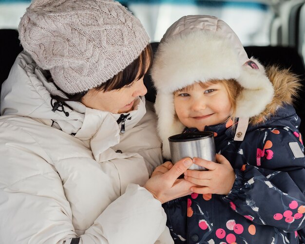 Foto cerrar mujer y niña con taza