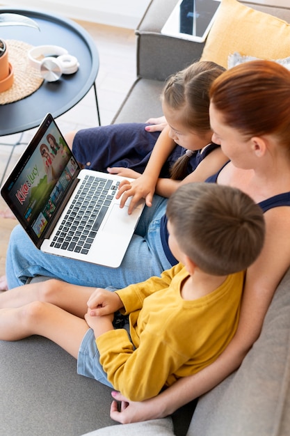 Foto cerrar mujer y niños con laptop