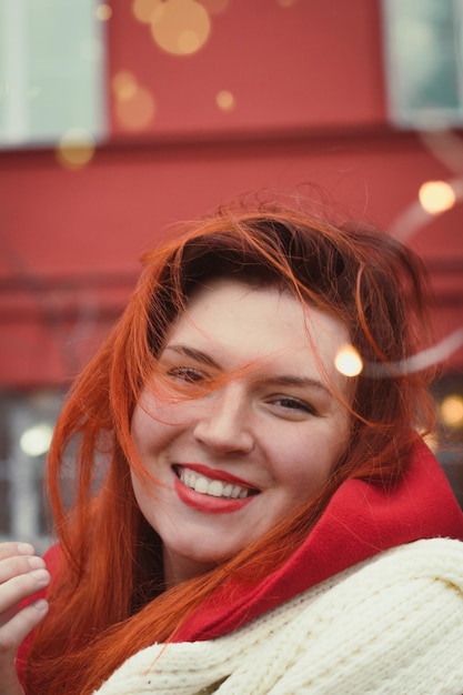 Cerrar mujer positiva sonriendo en la imagen del retrato del festival de la calle