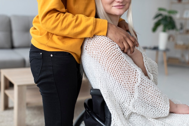 Foto cerrar mujer en silla de ruedas