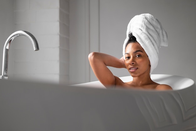 Foto cerrar mujer sonriente en la bañera