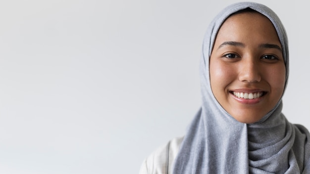 Foto cerrar mujer sonriente con hijab