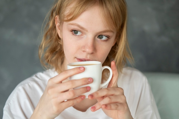 Cerrar mujer sosteniendo café