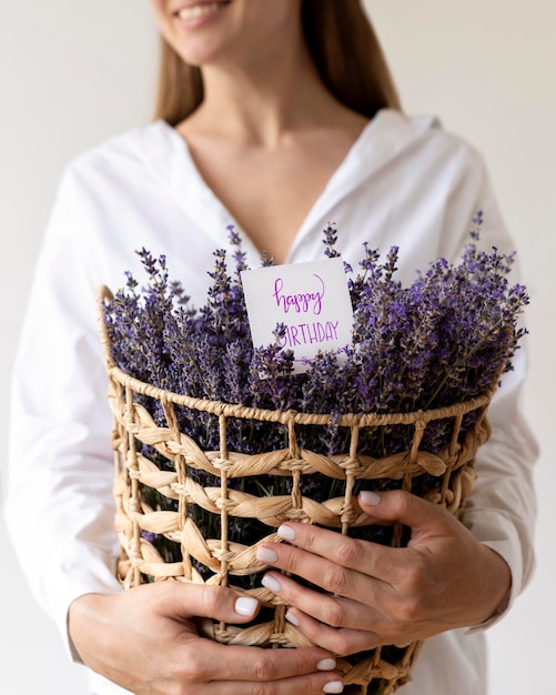 Foto cerrar mujer sosteniendo canasta con lavanda