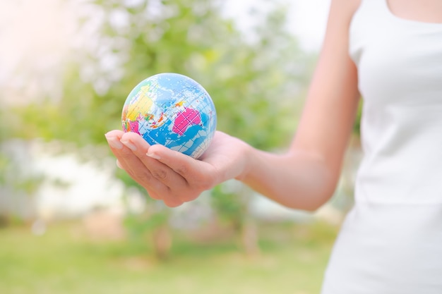 Cerrar mujer sosteniendo la tierra. concepto del Día de la Tierra de conservación del medio ambiente.