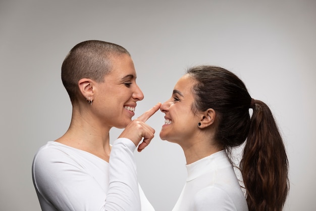 Cerrar mujeres felices estando enamoradas