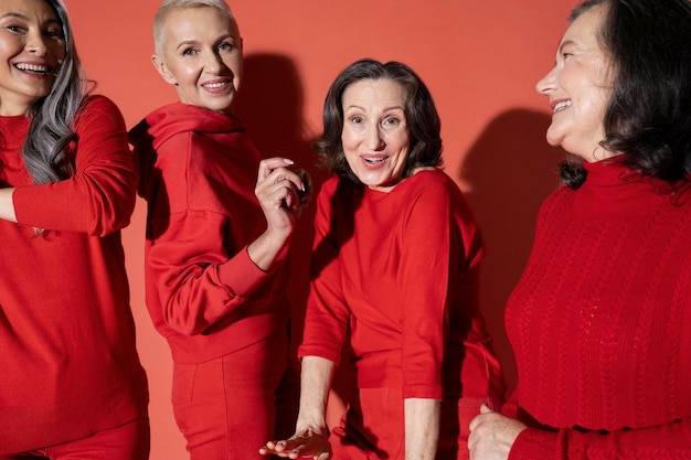 Foto cerrar mujeres mayores posando juntas