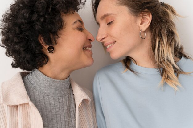 Cerrar mujeres sonrientes enamoradas