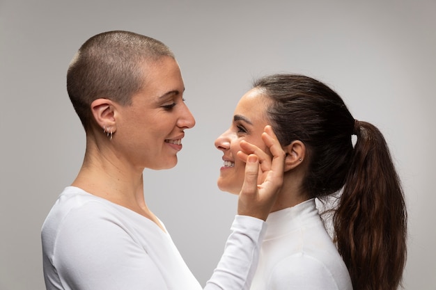 Cerrar mujeres sonrientes enamoradas