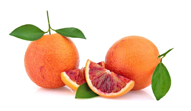 Cerrar naranja sanguina con hojas