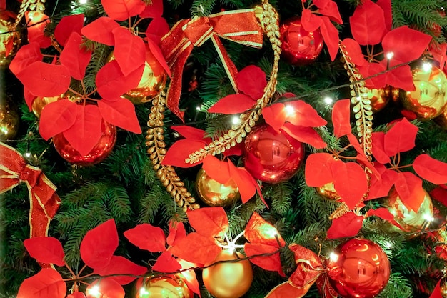 Cerrar Navidad adornos rojos y dorados en el árbol de Navidad