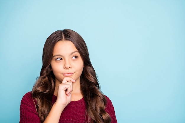 Cerrar niña concentrada reflexionando pensando