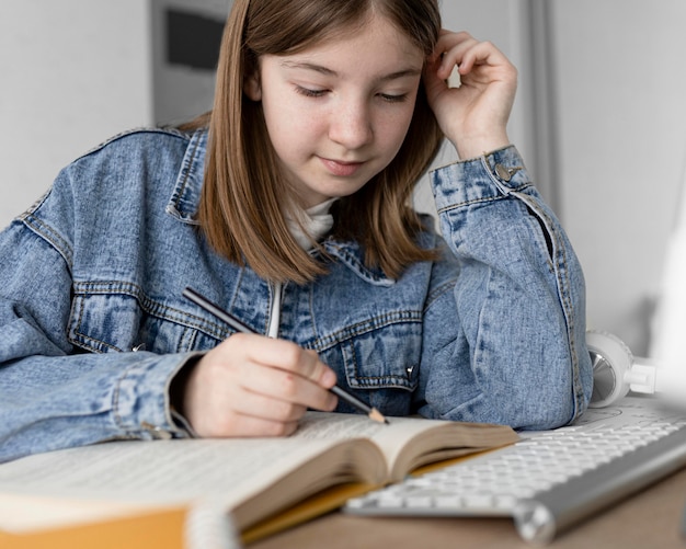 Cerrar niña leyendo