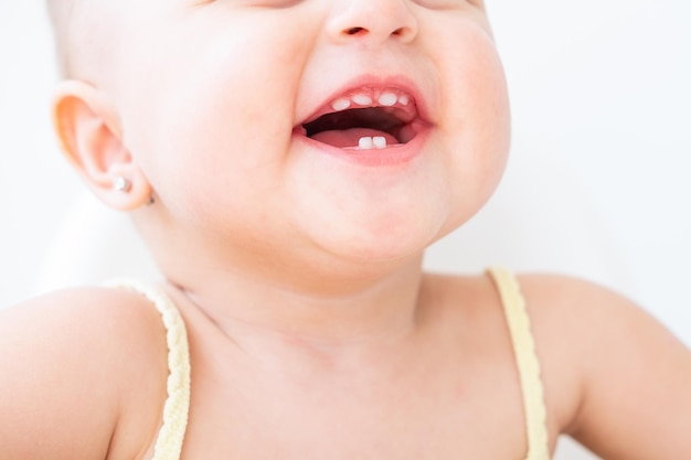 cerrar niña sonriendo con los primeros dientes de leche