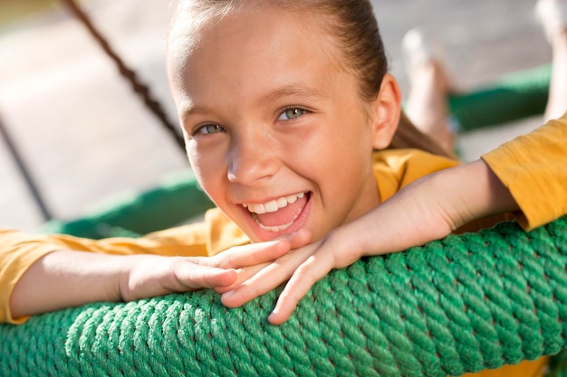 Foto cerrar niña sonriente al aire libre