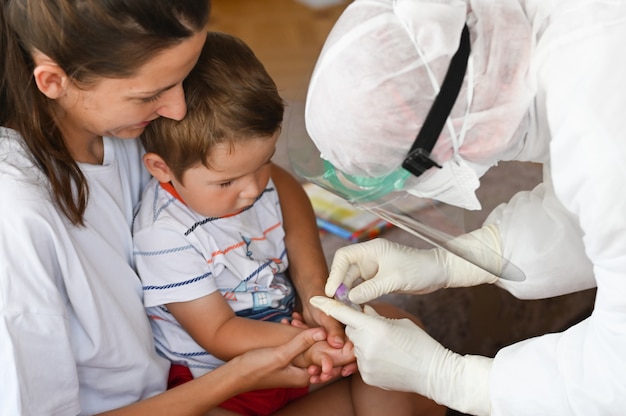 Cerrar en niño donando sangre para análisis