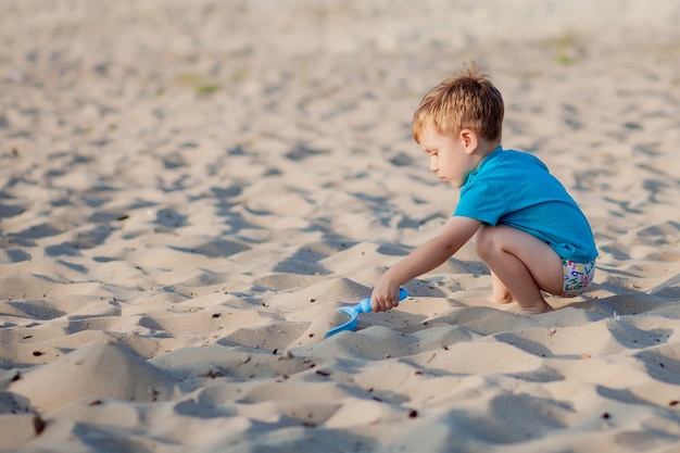 Cerrar en niño jugando en la playa