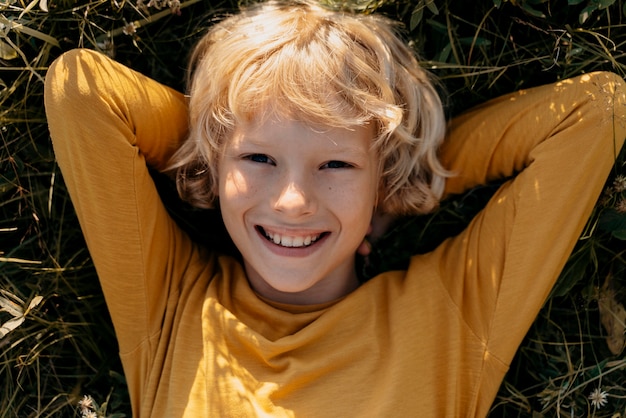 Cerrar niño sonriente sobre el césped