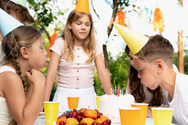 Cerrar niños soplando velas