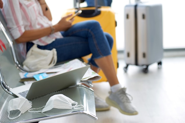 Foto cerrar nueva mujer normal en el aeropuerto