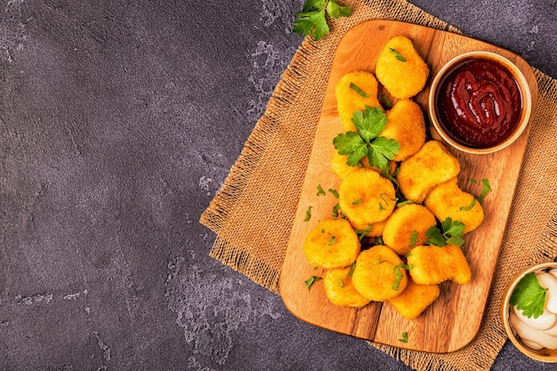 Cerrar en nuggets de pollo cocidos con salsa