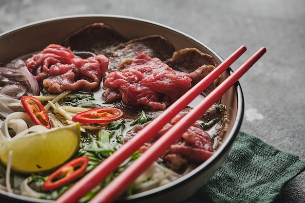 Cerrar olla caliente tradicional vietnamita