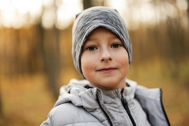 Cerrar otoño al aire libre retrato de niño