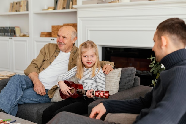 Foto cerrar padre, abuelo y niña