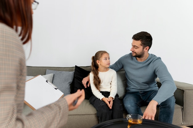 Cerrar padre y niña en terapia