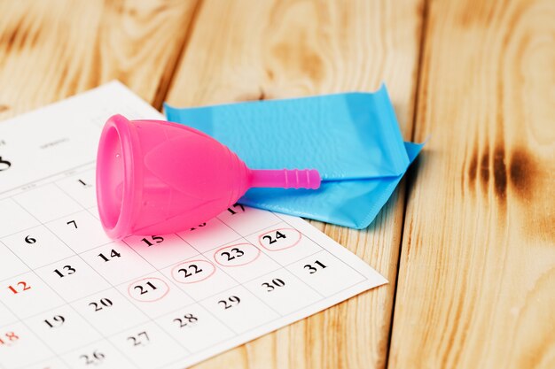 Cerrar la página del calendario y la copa menstrual