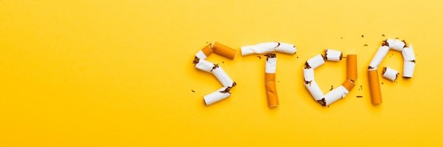 Cerrar palabra detener texto deletreado de la pila de cigarrillos o tabaco