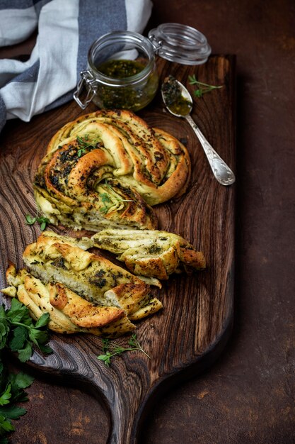 Cerrar en pan casero con pasta de pesto