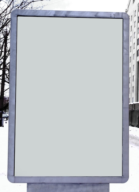 Cerrar pancarta en blanco en el fondo de una calle de la ciudad