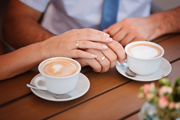 Cerrar pareja casada tomando café