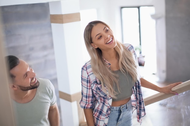 Cerrar pareja joven subiendo las escaleras