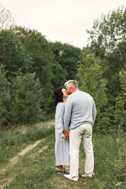 Cerrar pareja romántica besándose en un parque de otoño
