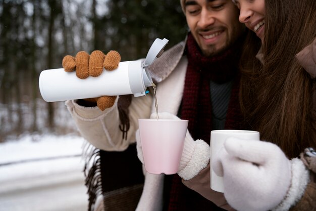 Foto cerrar pareja sonriente con café