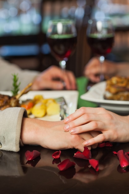 Cerrar en pareja tomados de la mano durante la cena