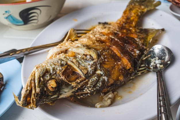Cerrar pargo frito con salsa de pescado en restaurante de comida tailandesa
