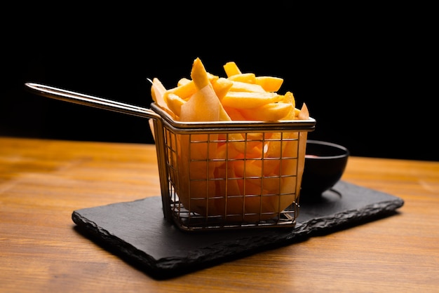 Foto cerrar patatas fritas sobre madera