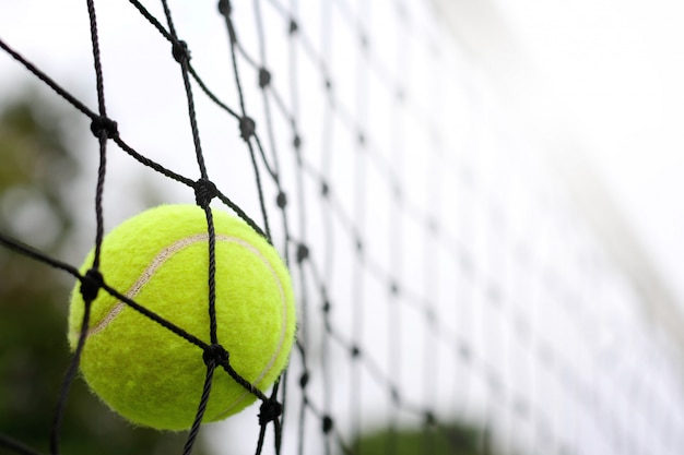 Cerrar la pelota de tenis golpeando a la red