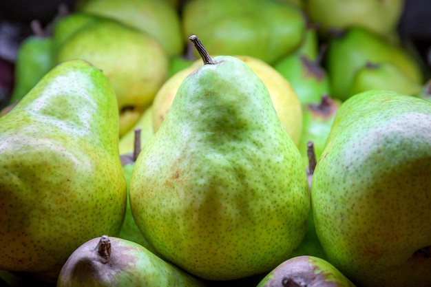 Cerrar peras verdes en venta de cajas de madera en el supermercado