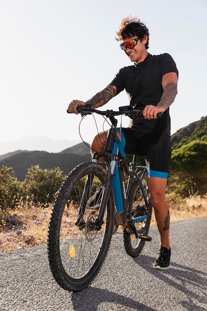 Foto cerrar en persona con bicicleta eléctrica