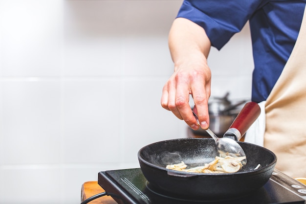 Cerrar a la persona cocinando en la cocina