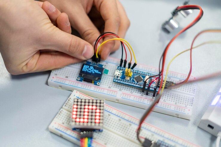 Foto cerrar persona trabajar en chip de silicio o microcontrolador b