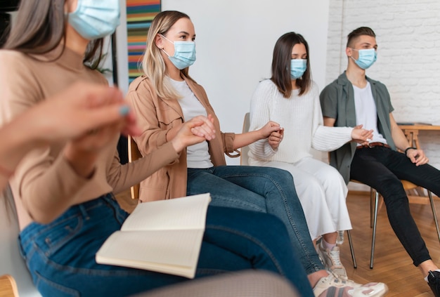 Foto cerrar personas con máscaras faciales